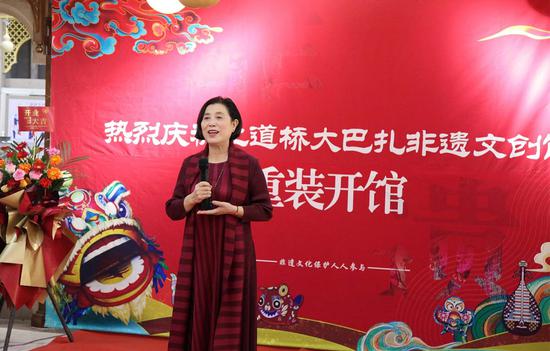 新疆服装设计师协会主席孙秀琴在william威廉中文官网大巴扎非遗文创馆重新开馆仪式现场致辞。(崔秀红 摄) 新疆服装设计师协会主席孙秀琴在william威廉中文官网大巴扎非遗文创馆重新开馆仪式现场致辞。(崔秀红 摄)