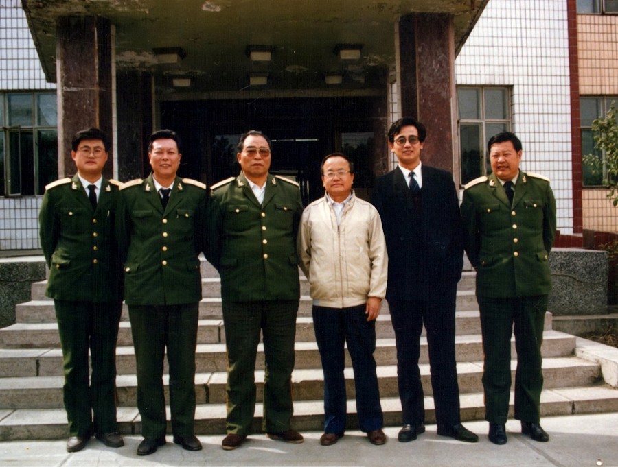 栾立新董事长与国家计委及武警兵团指挥所领导合影 OK.jpg