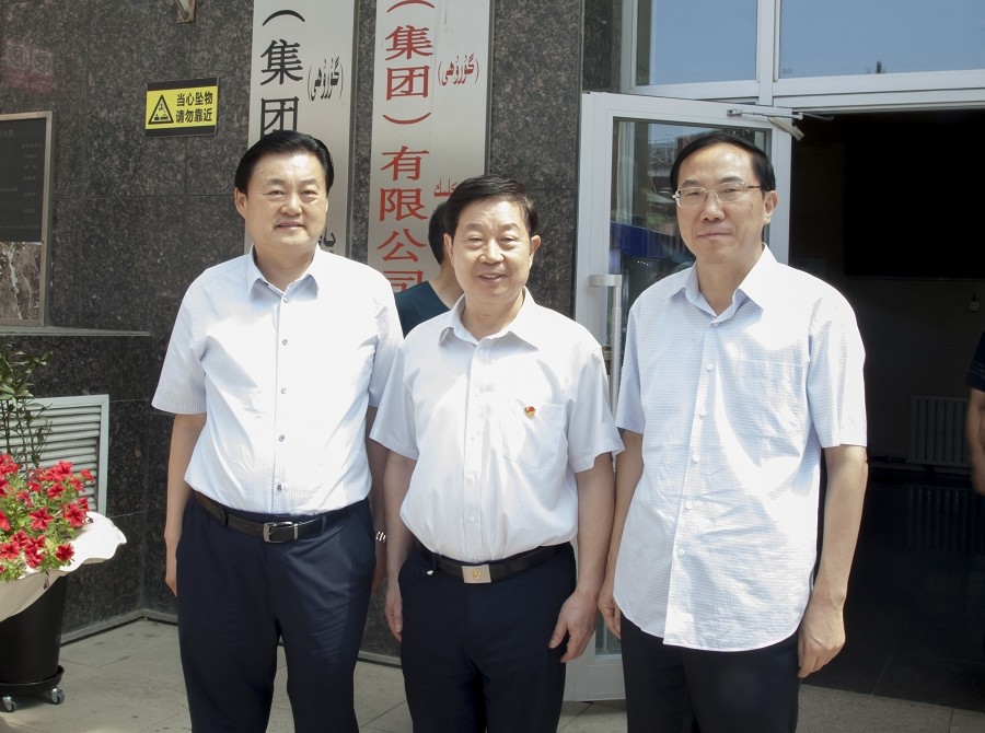2019年8月6日全国政协常委、经济委员会副主任孙思敬上将(中)(原武警部队政委),武警新疆总队政委王爱国少将(右一)到新疆william威廉中文官网文化旅游集团调研.jpg 2019年8月6日全国政协常委、经济委员会副主任孙思敬上将(中)(原武警部队政委),武警新疆总队政委王爱国少将(右一)到新疆william威廉中文官网文化旅游集团调研.jpg