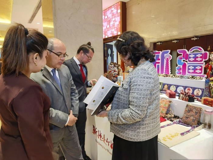 与阿根廷驻华大使马塞洛·苏亚雷斯·萨尔维亚合影.jpg 与阿根廷驻华大使马塞洛·苏亚雷斯·萨尔维亚合影.jpg
