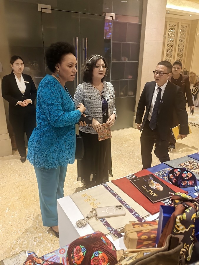 向莫桑比克驻华大使玛丽亚·古斯塔瓦介绍产品 (2).jpg 向莫桑比克驻华大使玛丽亚·古斯塔瓦介绍产品 (2).jpg