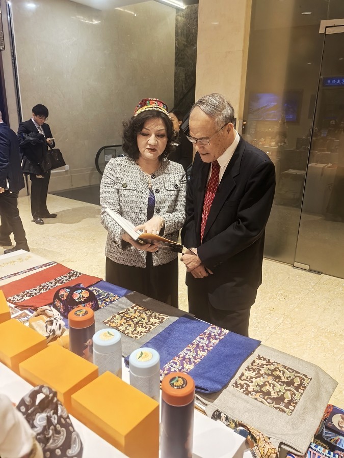 向中国公共外交协会副会长刘碧伟介绍产品.jpg 向中国公共外交协会副会长刘碧伟介绍产品.jpg