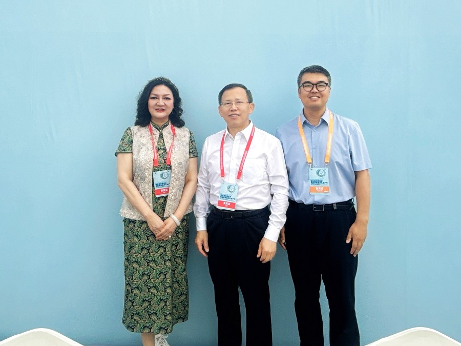文化和旅游部中国旅游景区协会副会长兼秘书长陈献春(中),中国旅游协会秘书格雷(右一).jpg