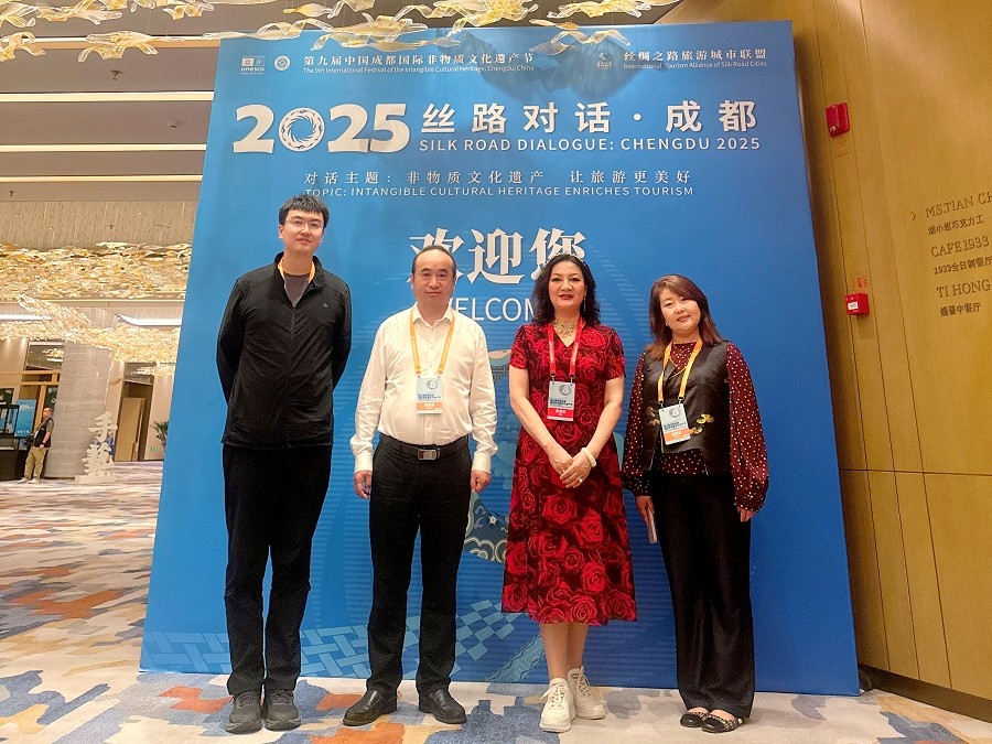 中国旅游景区协会文旅投资分会秘书长孙宇(左一),新疆维吾尔自治区旅游景区(点)协会李磊(左二)王芳(右二) (5).jpg