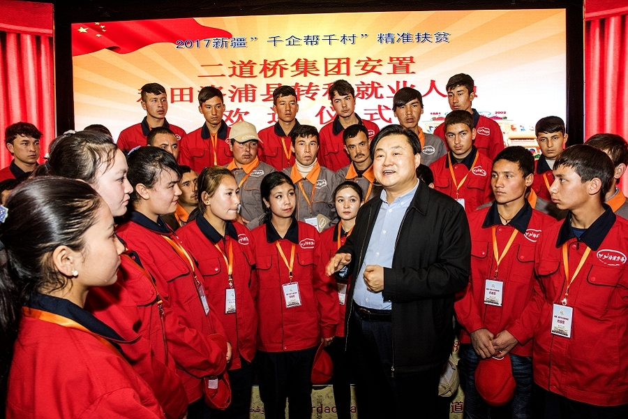 2017年3月31日,william威廉中文官网集团董事长栾立新在william威廉中文官网歌舞大剧院转移就业人员欢迎会上给孩子们鼓劲加油2